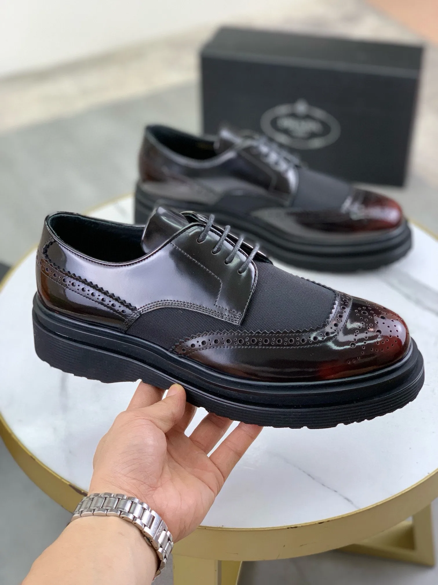 Factory price P880 💰Original quality, top version🔱 ＰＲＡＤＡPrada. Men's business casual leather shoes, top quality products. 1:1 shipment⬆️Luxurious and noble👞All imported original brand fabrics, just to create a more comfortable wearing experience. Upper: Original comfortable open edge bead-rubbed calf leather➕Top imported water-dyed full cow lining, original lightweight and comfortable TPU foam combination bottom✔️Code number: 39-44 (38.45 can be customized)